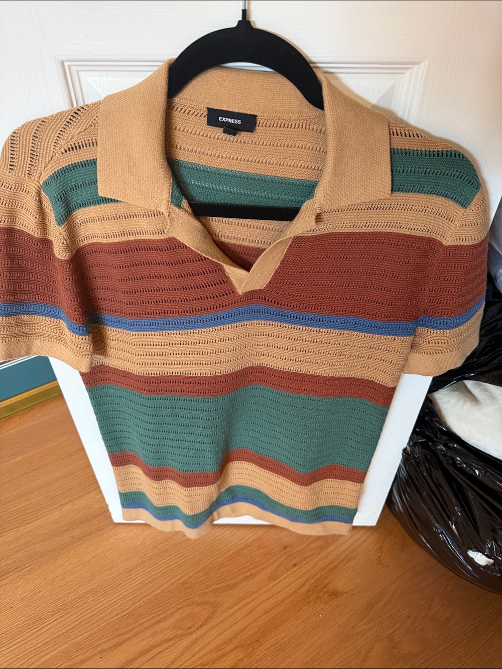 Express Men's Striped V-Neck Short-Sleeve Sweater in Tan, Rust & Green